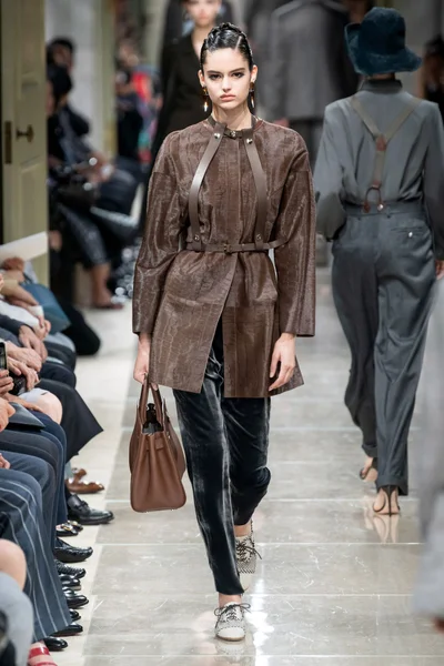 Look 16